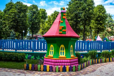 Kharkiv, Ukrayna, 9 Temmuz 2024 Maxim Gorky Park for Culture and Leisure, Kharkiv 'de bir belediye parkı. 2022 Kharkiv Muharebesi sırasında park ağır hasar gördü ve halka kapalı kalmaya devam ediyor.