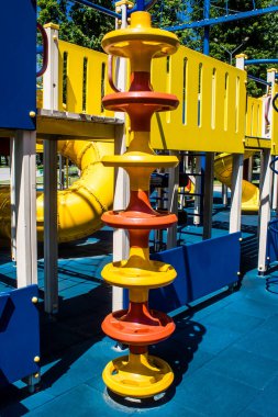 Kharkiv, Ukrayna, 9 Temmuz 2024 Maxim Gorky Park for Culture and Leisure, Kharkiv 'de bir belediye parkı. 2022 Kharkiv Muharebesi sırasında park ağır hasar gördü ve halka kapalı kalmaya devam ediyor.