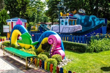 Kharkiv, Ukrayna, 9 Temmuz 2024 Maxim Gorky Park for Culture and Leisure, Kharkiv 'de bir belediye parkı. 2022 Kharkiv Muharebesi sırasında park ağır hasar gördü ve halka kapalı kalmaya devam ediyor.