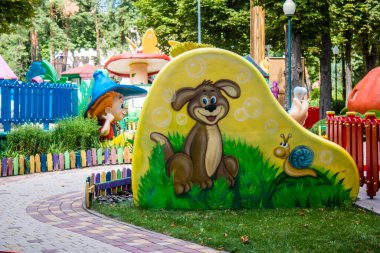 Kharkiv, Ukrayna, 9 Temmuz 2024 Maxim Gorky Park for Culture and Leisure, Kharkiv 'de bir belediye parkı. 2022 Kharkiv Muharebesi sırasında park ağır hasar gördü ve halka kapalı kalmaya devam ediyor.