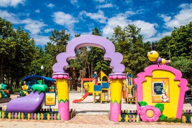 Kharkiv, Ukrayna, 9 Temmuz 2024 Maxim Gorky Park for Culture and Leisure, Kharkiv 'de bir belediye parkı. 2022 Kharkiv Muharebesi sırasında park ağır hasar gördü ve halka kapalı kalmaya devam ediyor.