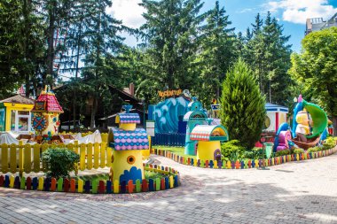 Kharkiv, Ukrayna, 9 Temmuz 2024 Maxim Gorky Park for Culture and Leisure, Kharkiv 'de bir belediye parkı. 2022 Kharkiv Muharebesi sırasında park ağır hasar gördü ve halka kapalı kalmaya devam ediyor.