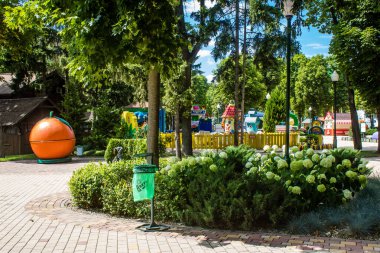 Kharkiv, Ukrayna, 9 Temmuz 2024 Maxim Gorky Park for Culture and Leisure, Kharkiv 'de bir belediye parkı. 2022 Kharkiv Muharebesi sırasında park ağır hasar gördü ve halka kapalı kalmaya devam ediyor.