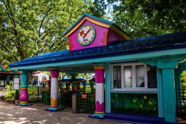 Kharkiv, Ukrayna, 9 Temmuz 2024 Maxim Gorky Park for Culture and Leisure, Kharkiv 'de bir belediye parkı. 2022 Kharkiv Muharebesi sırasında park ağır hasar gördü ve halka kapalı kalmaya devam ediyor.