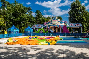 Kharkiv, Ukrayna, 9 Temmuz 2024 Maxim Gorky Park for Culture and Leisure, Kharkiv 'de bir belediye parkı. 2022 Kharkiv Muharebesi sırasında park ağır hasar gördü ve halka kapalı kalmaya devam ediyor.