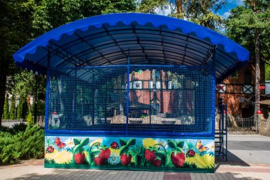 Kharkiv, Ukrayna, 9 Temmuz 2024 Maxim Gorky Park for Culture and Leisure, Kharkiv 'de bir belediye parkı. 2022 Kharkiv Muharebesi sırasında park ağır hasar gördü ve halka kapalı kalmaya devam ediyor.