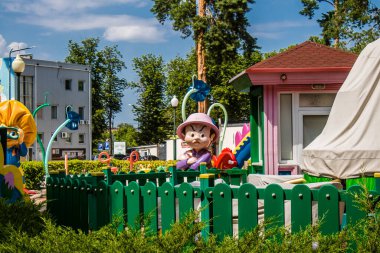 Kharkiv, Ukrayna, 9 Temmuz 2024 Maxim Gorky Park for Culture and Leisure, Kharkiv 'de bir belediye parkı. 2022 Kharkiv Muharebesi sırasında park ağır hasar gördü ve halka kapalı kalmaya devam ediyor.