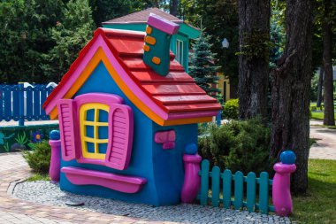 Kharkiv, Ukrayna, 9 Temmuz 2024 Maxim Gorky Park for Culture and Leisure, Kharkiv 'de bir belediye parkı. 2022 Kharkiv Muharebesi sırasında park ağır hasar gördü ve halka kapalı kalmaya devam ediyor.