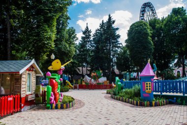 Kharkiv, Ukrayna, 9 Temmuz 2024 Maxim Gorky Park for Culture and Leisure, Kharkiv 'de bir belediye parkı. 2022 Kharkiv Muharebesi sırasında park ağır hasar gördü ve halka kapalı kalmaya devam ediyor.