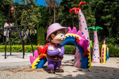 Kharkiv, Ukrayna, 9 Temmuz 2024 Maxim Gorky Park for Culture and Leisure, Kharkiv 'de bir belediye parkı. 2022 Kharkiv Muharebesi sırasında park ağır hasar gördü ve halka kapalı kalmaya devam ediyor.