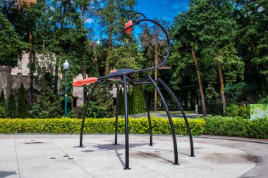 Kharkiv, Ukrayna, 9 Temmuz 2024 Maxim Gorky Park for Culture and Leisure, Kharkiv 'de bir belediye parkı. 2022 Kharkiv Muharebesi sırasında park ağır hasar gördü ve halka kapalı kalmaya devam ediyor.