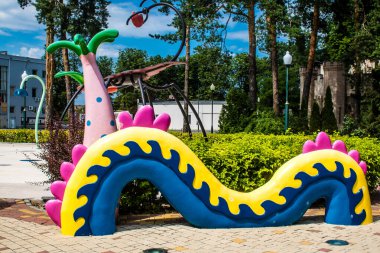 Kharkiv, Ukrayna, 9 Temmuz 2024 Maxim Gorky Park for Culture and Leisure, Kharkiv 'de bir belediye parkı. 2022 Kharkiv Muharebesi sırasında park ağır hasar gördü ve halka kapalı kalmaya devam ediyor.