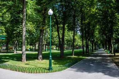 Kharkiv, Ukrayna, 9 Temmuz 2024 Maxim Gorky Park for Culture and Leisure, Kharkiv 'de bir belediye parkı. 2022 Kharkiv Muharebesi sırasında park ağır hasar gördü ve halka kapalı kalmaya devam ediyor.
