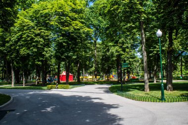 Kharkiv, Ukrayna, 9 Temmuz 2024 Maxim Gorky Park for Culture and Leisure, Kharkiv 'de bir belediye parkı. 2022 Kharkiv Muharebesi sırasında park ağır hasar gördü ve halka kapalı kalmaya devam ediyor.