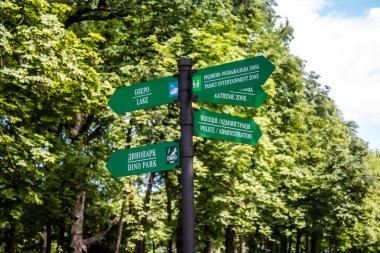 Kharkiv, Ukrayna, 9 Temmuz 2024 Maxim Gorky Park for Culture and Leisure, Kharkiv 'de bir belediye parkı. 2022 Kharkiv Muharebesi sırasında park ağır hasar gördü ve halka kapalı kalmaya devam ediyor.