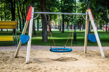 Kharkiv, Ukrayna, 9 Temmuz 2024 Maxim Gorky Park for Culture and Leisure, Kharkiv 'de bir belediye parkı. 2022 Kharkiv Muharebesi sırasında park ağır hasar gördü ve halka kapalı kalmaya devam ediyor.