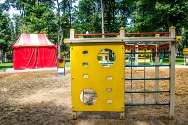 Kharkiv, Ukrayna, 9 Temmuz 2024 Maxim Gorky Park for Culture and Leisure, Kharkiv 'de bir belediye parkı. 2022 Kharkiv Muharebesi sırasında park ağır hasar gördü ve halka kapalı kalmaya devam ediyor.