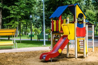 Kharkiv, Ukrayna, 9 Temmuz 2024 Maxim Gorky Park for Culture and Leisure, Kharkiv 'de bir belediye parkı. 2022 Kharkiv Muharebesi sırasında park ağır hasar gördü ve halka kapalı kalmaya devam ediyor.
