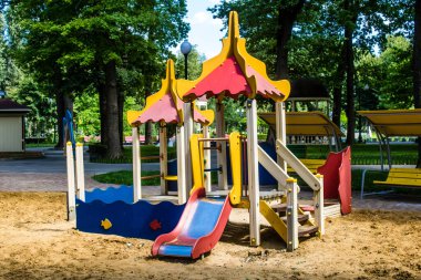 Kharkiv, Ukrayna, 9 Temmuz 2024 Maxim Gorky Park for Culture and Leisure, Kharkiv 'de bir belediye parkı. 2022 Kharkiv Muharebesi sırasında park ağır hasar gördü ve halka kapalı kalmaya devam ediyor.