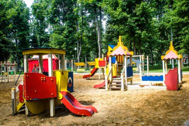 Kharkiv, Ukrayna, 9 Temmuz 2024 Maxim Gorky Park for Culture and Leisure, Kharkiv 'de bir belediye parkı. 2022 Kharkiv Muharebesi sırasında park ağır hasar gördü ve halka kapalı kalmaya devam ediyor.