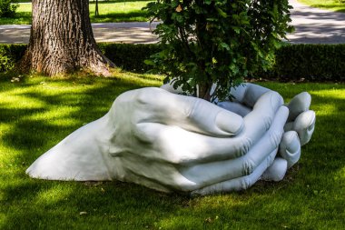 Kharkiv, Ukrayna, 9 Temmuz 2024 Maxim Gorky Park for Culture and Leisure, Kharkiv 'de bir belediye parkı. 2022 Kharkiv Muharebesi sırasında park ağır hasar gördü ve halka kapalı kalmaya devam ediyor.