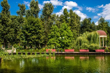 Kharkiv, Ukrayna, 9 Temmuz 2024 Maxim Gorky Park for Culture and Leisure, Kharkiv 'de bir belediye parkı. 2022 Kharkiv Muharebesi sırasında park ağır hasar gördü ve halka kapalı kalmaya devam ediyor.