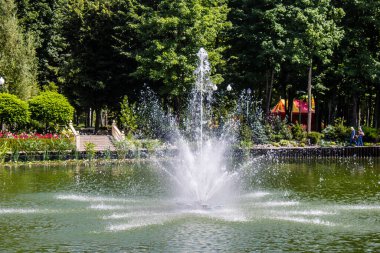 Kharkiv, Ukrayna, 9 Temmuz 2024 Maxim Gorky Park for Culture and Leisure, Kharkiv 'de bir belediye parkı. 2022 Kharkiv Muharebesi sırasında park ağır hasar gördü ve halka kapalı kalmaya devam ediyor.