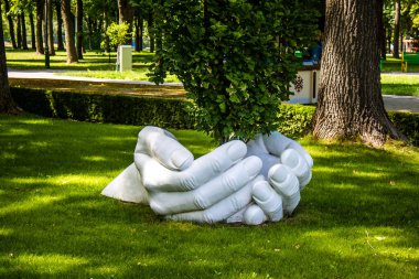 Kharkiv, Ukrayna, 9 Temmuz 2024 Maxim Gorky Park for Culture and Leisure, Kharkiv 'de bir belediye parkı. 2022 Kharkiv Muharebesi sırasında park ağır hasar gördü ve halka kapalı kalmaya devam ediyor.