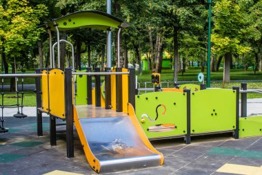 Kharkiv, Ukrayna, 9 Temmuz 2024 Maxim Gorky Park for Culture and Leisure, Kharkiv 'de bir belediye parkı. 2022 Kharkiv Muharebesi sırasında park ağır hasar gördü ve halka kapalı kalmaya devam ediyor.