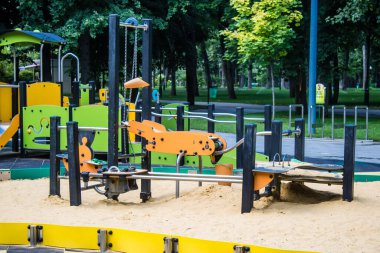 Kharkiv, Ukrayna, 9 Temmuz 2024 Maxim Gorky Park for Culture and Leisure, Kharkiv 'de bir belediye parkı. 2022 Kharkiv Muharebesi sırasında park ağır hasar gördü ve halka kapalı kalmaya devam ediyor.