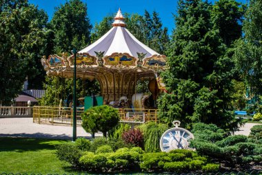 Kharkiv, Ukrayna, 9 Temmuz 2024 Maxim Gorky Park for Culture and Leisure, Kharkiv 'de bir belediye parkı. 2022 Kharkiv Muharebesi sırasında park ağır hasar gördü ve halka kapalı kalmaya devam ediyor.