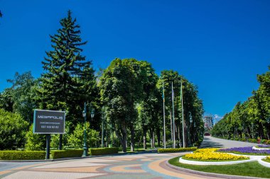 Kharkiv, Ukrayna, 9 Temmuz 2024 Maxim Gorky Park for Culture and Leisure, Kharkiv 'de bir belediye parkı. 2022 Kharkiv Muharebesi sırasında park ağır hasar gördü ve halka kapalı kalmaya devam ediyor.