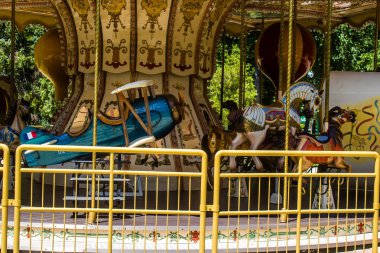 Kharkiv, Ukrayna, 9 Temmuz 2024 Maxim Gorky Park for Culture and Leisure, Kharkiv 'de bir belediye parkı. 2022 Kharkiv Muharebesi sırasında park ağır hasar gördü ve halka kapalı kalmaya devam ediyor.