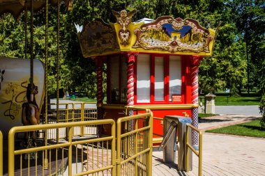 Kharkiv, Ukrayna, 9 Temmuz 2024 Maxim Gorky Park for Culture and Leisure, Kharkiv 'de bir belediye parkı. 2022 Kharkiv Muharebesi sırasında park ağır hasar gördü ve halka kapalı kalmaya devam ediyor.