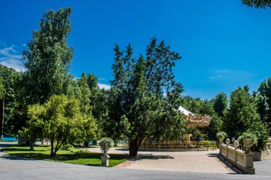 Kharkiv, Ukrayna, 9 Temmuz 2024 Maxim Gorky Park for Culture and Leisure, Kharkiv 'de bir belediye parkı. 2022 Kharkiv Muharebesi sırasında park ağır hasar gördü ve halka kapalı kalmaya devam ediyor.