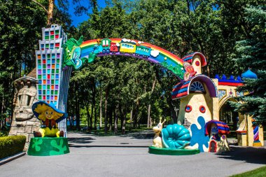 Kharkiv, Ukrayna, 9 Temmuz 2024 Maxim Gorky Park for Culture and Leisure, Kharkiv 'de bir belediye parkı. 2022 Kharkiv Muharebesi sırasında park ağır hasar gördü ve halka kapalı kalmaya devam ediyor.