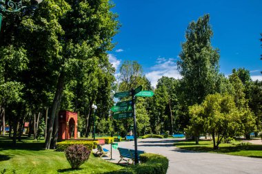 Kharkiv, Ukrayna, 9 Temmuz 2024 Maxim Gorky Park for Culture and Leisure, Kharkiv 'de bir belediye parkı. 2022 Kharkiv Muharebesi sırasında park ağır hasar gördü ve halka kapalı kalmaya devam ediyor.