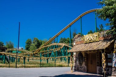 Kharkiv, Ukrayna, 9 Temmuz 2024 Maxim Gorky Park for Culture and Leisure, Kharkiv 'de bir belediye parkı. 2022 Kharkiv Muharebesi sırasında park ağır hasar gördü ve halka kapalı kalmaya devam ediyor.