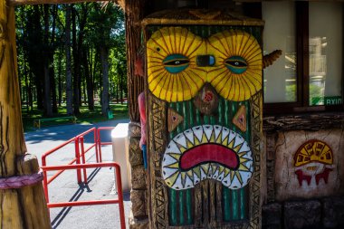 Kharkiv, Ukrayna, 9 Temmuz 2024 Maxim Gorky Park for Culture and Leisure, Kharkiv 'de bir belediye parkı. 2022 Kharkiv Muharebesi sırasında park ağır hasar gördü ve halka kapalı kalmaya devam ediyor.