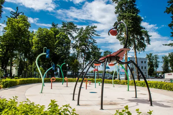 Kharkiv, Ukrayna, 9 Temmuz 2024 Maxim Gorky Park for Culture and Leisure, Kharkiv 'de bir belediye parkı. 2022 Kharkiv Muharebesi sırasında park ağır hasar gördü ve halka kapalı kalmaya devam ediyor.