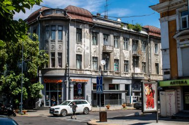 Odessa, Ukrayna, 13 Temmuz 2024 Cityscape, Rusya ile savaş sırasında, Odessa 'daki binalar Rus füzelerinin hedefi ve insanlar her gün sirenler çalsa da sokaklardalar..