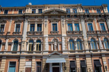 Odessa, Ukrayna, 13 Temmuz 2024 Cityscape, Rusya ile savaş sırasında, Odessa 'daki binalar Rus füzelerinin hedefi ve insanlar her gün sirenler çalsa da sokaklardalar..