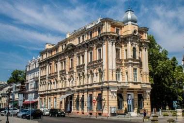 Odessa, Ukrayna, 13 Temmuz 2024 Cityscape, Rusya ile savaş sırasında, Odessa 'daki binalar Rus füzelerinin hedefi ve insanlar her gün sirenler çalsa da sokaklardalar..