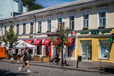 Odessa, Ukrayna, 13 Temmuz 2024 Cityscape, Rusya ile savaş sırasında, Odessa 'daki binalar Rus füzelerinin hedefi ve insanlar her gün sirenler çalsa da sokaklardalar..