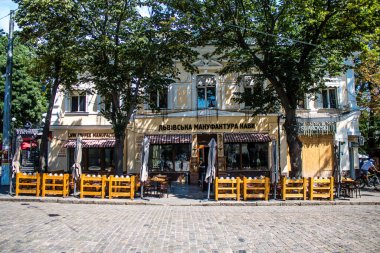 Odessa, Ukrayna, 13 Temmuz 2024 Cityscape, Rusya ile savaş sırasında, Odessa 'daki binalar Rus füzelerinin hedefi ve insanlar her gün sirenler çalsa da sokaklardalar..