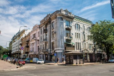 Odessa, Ukrayna, 13 Temmuz 2024 Cityscape, Rusya ile savaş sırasında, Odessa 'daki binalar Rus füzelerinin hedefi ve insanlar her gün sirenler çalsa da sokaklardalar..