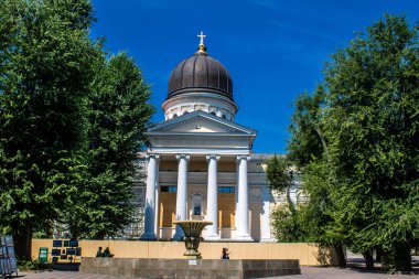Odessa, Ukrayna, 13 Temmuz 2024 Cityscape, Rusya ile savaş sırasında, Odessa 'daki binalar Rus füzelerinin hedefi ve insanlar her gün sirenler çalsa da sokaklardalar..
