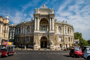 Odessa, Ukrayna, 13 Temmuz 2024 Cityscape, Rusya ile savaş sırasında, Odessa 'daki binalar Rus füzelerinin hedefi ve insanlar her gün sirenler çalsa da sokaklardalar..