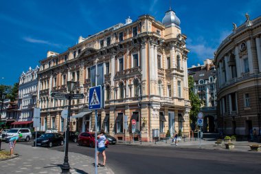 Odessa, Ukrayna, 13 Temmuz 2024 Cityscape, Rusya ile savaş sırasında, Odessa 'daki binalar Rus füzelerinin hedefi ve insanlar her gün sirenler çalsa da sokaklardalar..