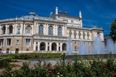 Odessa, Ukrayna, 13 Temmuz 2024 Cityscape, Rusya ile savaş sırasında, Odessa 'daki binalar Rus füzelerinin hedefi ve insanlar her gün sirenler çalsa da sokaklardalar..